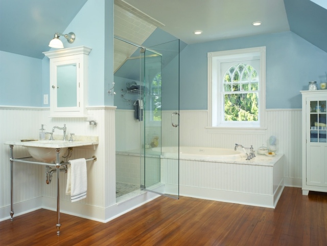 fliesenfreie-gestaltung-badezimmer-wandbordüren-weiß-blau-standwaschbecken
