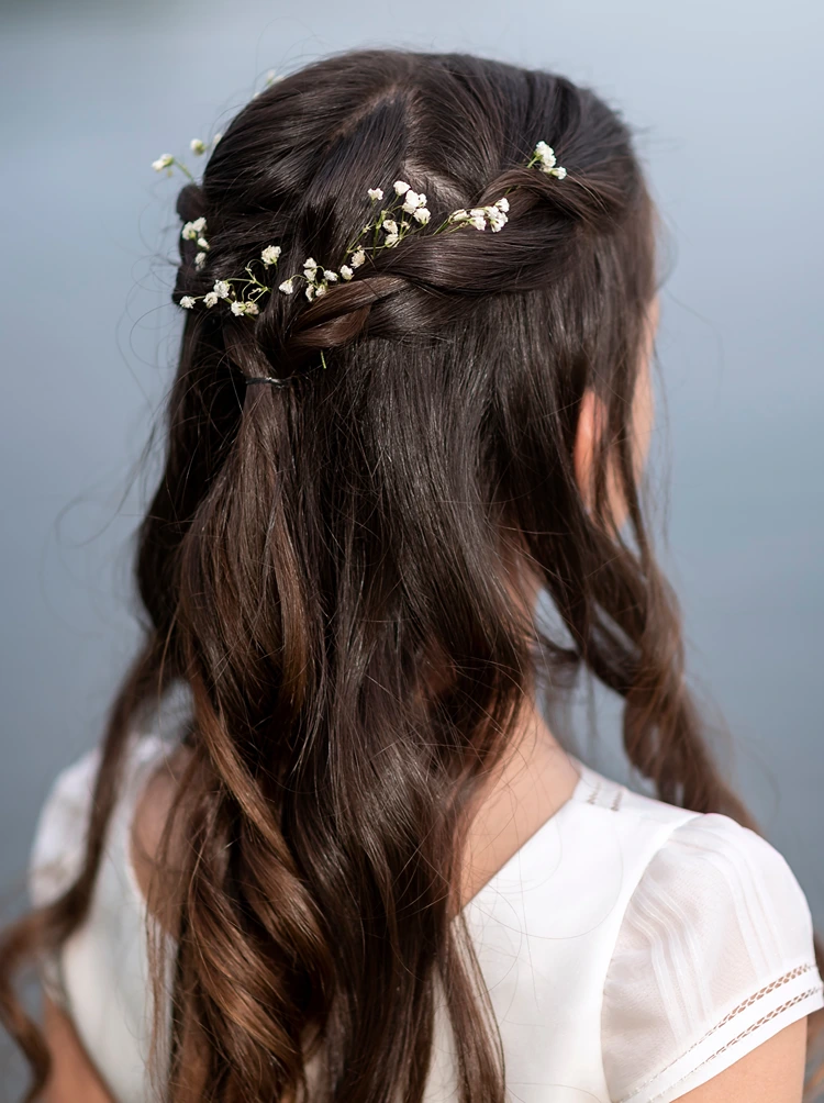 frisur mit schleierkraut schmuck und halboffenen haaren