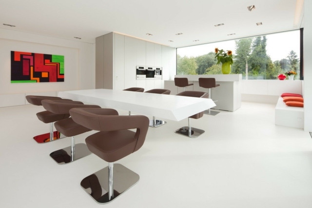 futuristische-Formen-Hochglanz-Boden-braune-Stühle