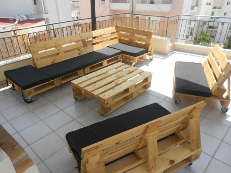 gartenbank aus holzpaletten gartenmoebel inspiration terrasse polster couchtisch sofas