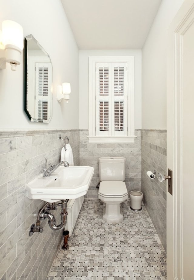 gefliester-badezimmer-fußboden-grau-weiß-hängendes-waschbecken-industrial-look