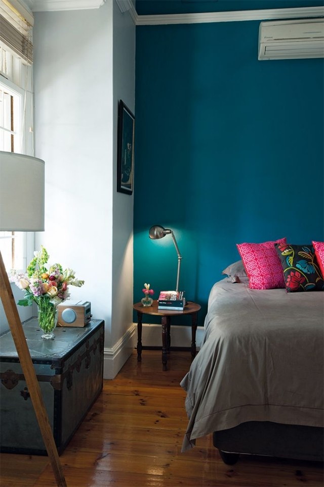 gemütlich-schlafzimmer-rückwand-dunkel-blau-anstrich-laminat-boden-lackiert