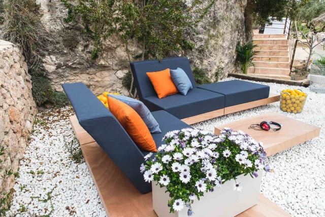 gemütliche-sitzinsel-gestalten-im-garten-minimalistisch-modern-sofa