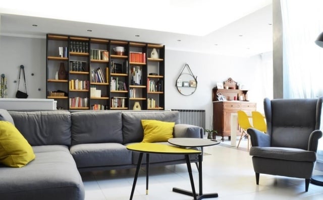 gestaltung-farben-wohnzimmer-modern-polstersofa-gelb-couchkissen