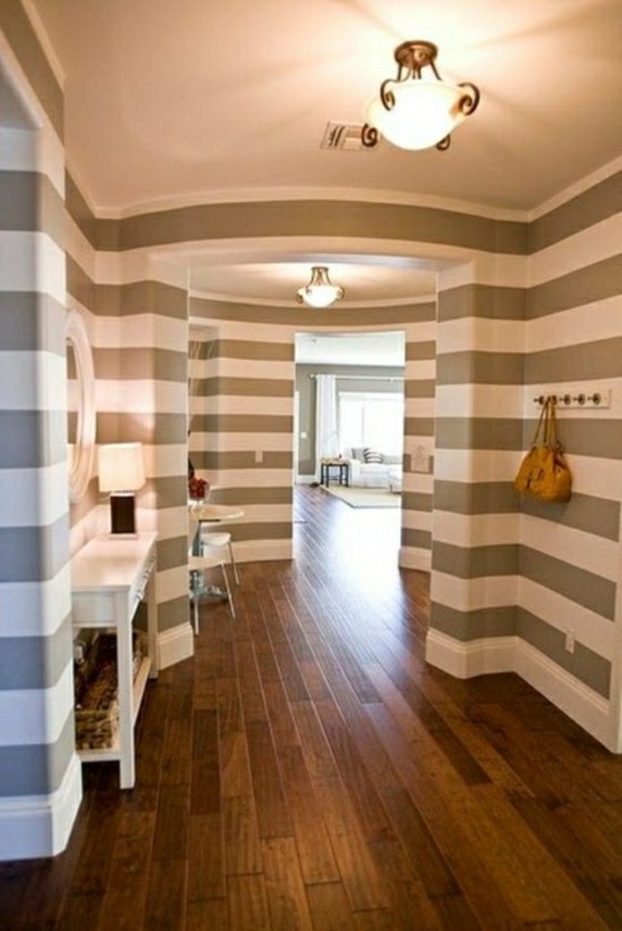 gestreifte-Wände-in-Cremeweiße-und-beige-Farbe-Holzboden