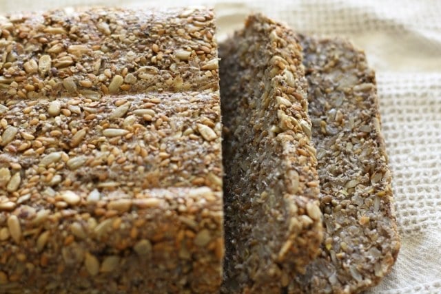 Glutenfreies Brot kornbrot-backen-quinoa-chia-sonnenblumen