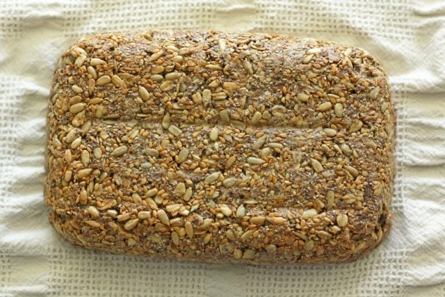 Glutenfreies Brot kornbrot-backen-sonnenblumenkernen-chia-quinoa