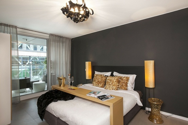 goldene-Akzente-im-Schlafzimmer-dunkelgraue-Wand-weiße-Zimmerdecke