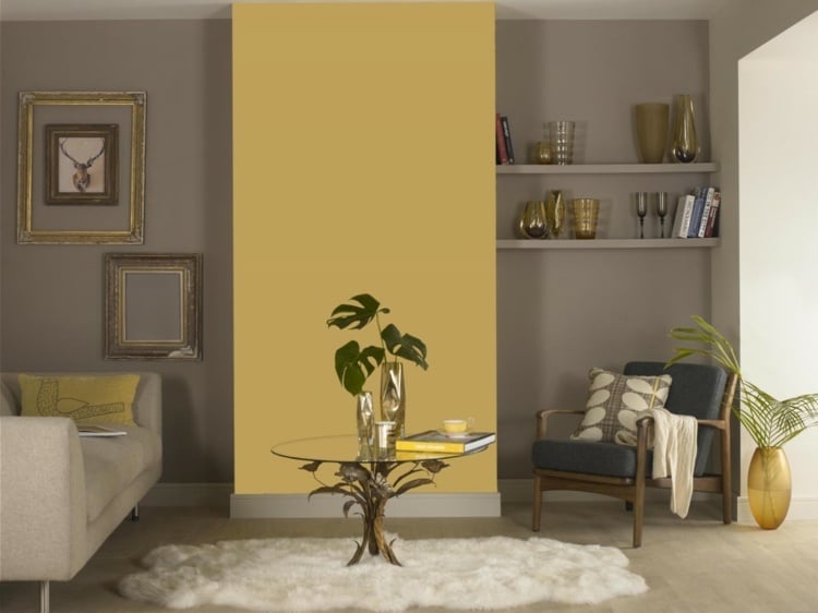 grau-und-gelb-im-wohnzimmer-akzentwand-regal-glastisch-dekorationen