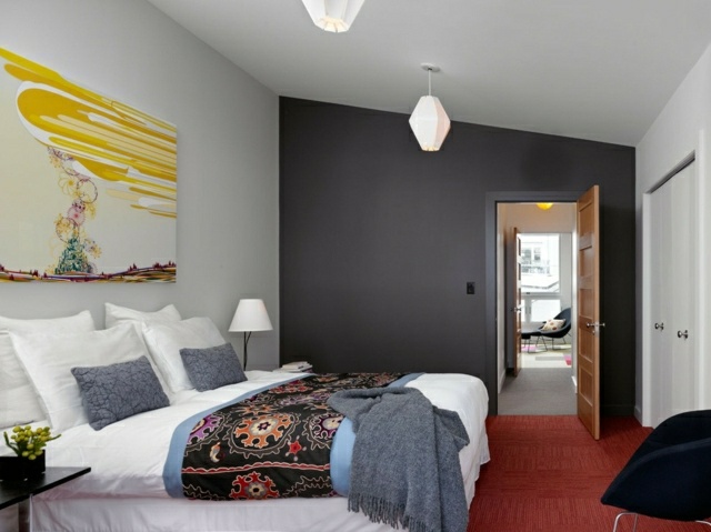graue-Wandfarbe-moderne-Gemälde-Schlafzimmer-gestalten-roter-Teppichboden