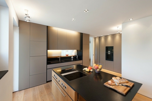 graue-matte-Oberfläche-Küchenschränke-und-Granit-Arbeitsfläche