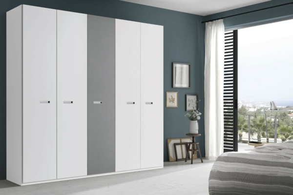 graue-und-weiße-Farbe-im-Schlafbereich-fünftüriger-Kleiderschrank