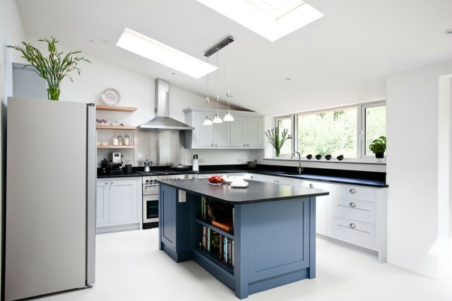 grau-weiße-Küchenschränke-mit-Granit-Küchenarbeitsfläche-schräge-Zimmerdecke