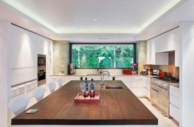 große-Kücheninsel-mit-Massivholz-Platte-weiße-Schrönke-abgesenkte-Zimmerdecke