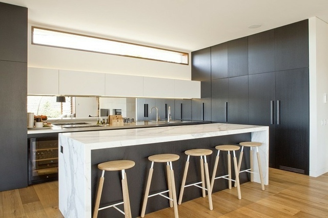 große-graue-Küchenschränke-Holzhocker-Marmor-Kücheninsel
