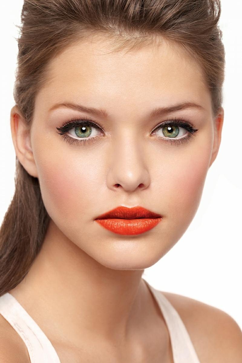 grüne augen schminken lidstrich schlicht styling orange lippenstift