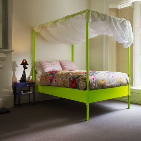 grüne-Rahmen-Lila-Nachtisch-Gesatltung-vom-Schlafzimmer