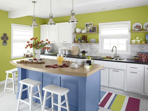 grüne-Wand-blaue-Möbel-weiße-Küchenmöbel