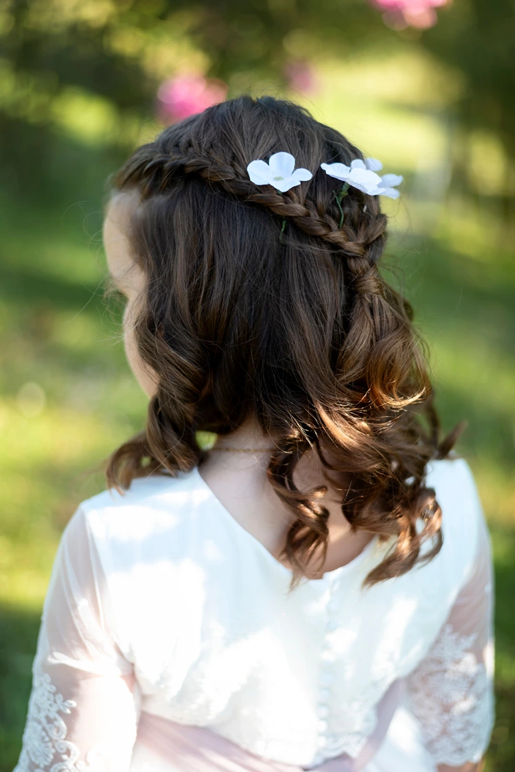 halboffene flechtfrisur für blumenmädchen schluterlanges haar