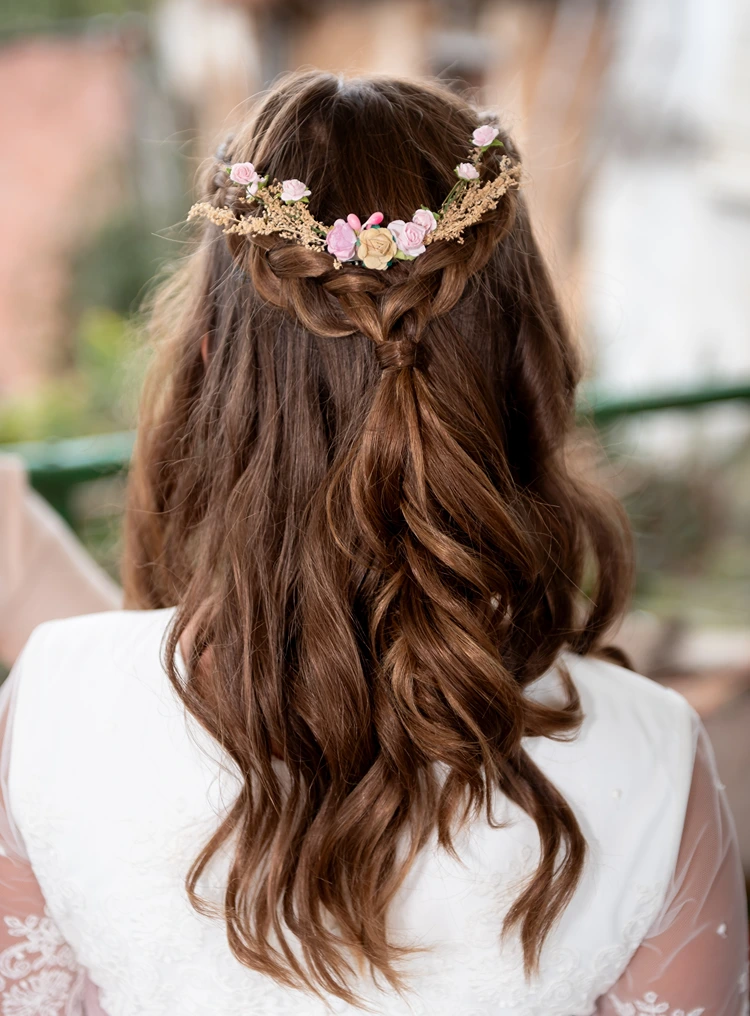 halboffene frisur mit zöpfen und blumenschmuck
