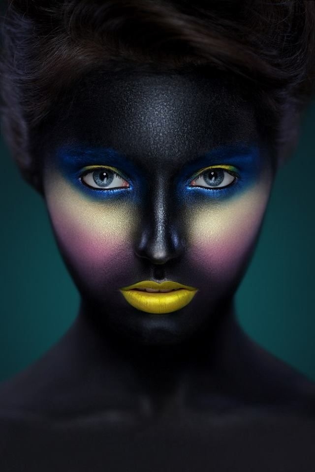 halloween-bilder-make-up-ideen-schwarze-gesichtsfarbe-lippen-gelb