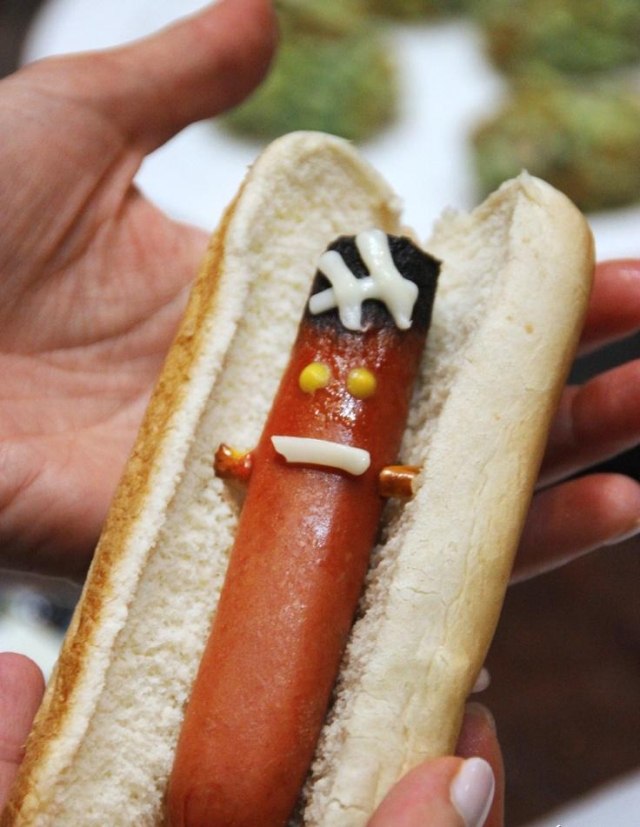 halloween-essen-ideen-kinderparty-hot-dog-frankenstein