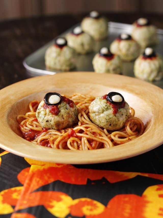 halloween-essen-rezepte-party-spaghetti-frikadellen-augapfel