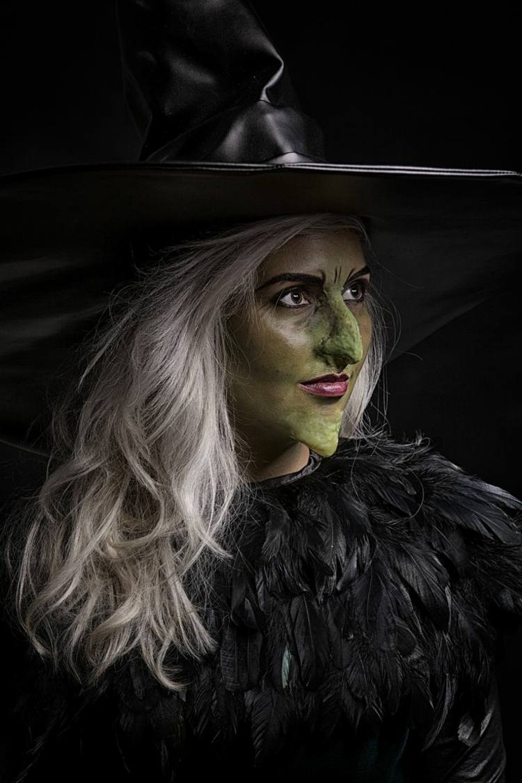 halloween schminke gruen gesicht hexe peruecke hut feder kostuem