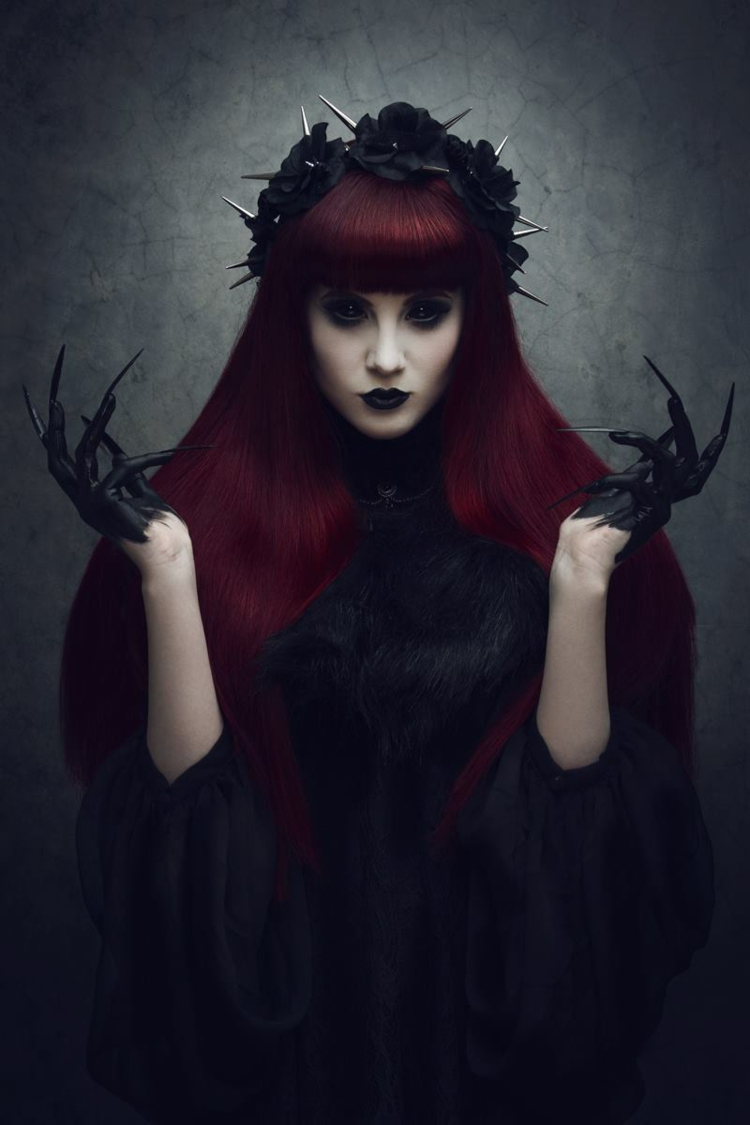 halloween schminke hexe rote haare naegel schwarz haende