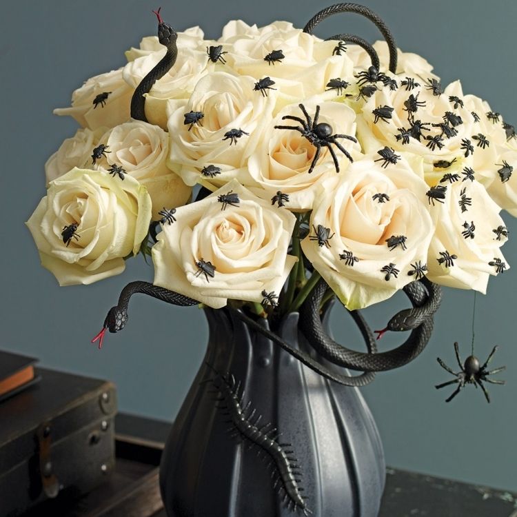 halloween-tischdekoration-rosen-strauss-spinnen-insekten-schlange-kuenstlich-schwarz