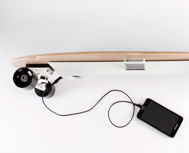 handy-an-das-integrierte-iPhone-Dock-oder-USB-Kabel-anschließt-longboard