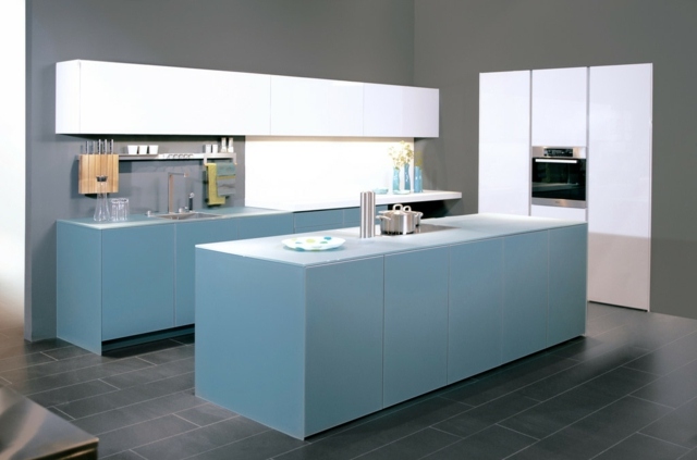 himmelblaue-Ausstattung-Glas-Küchenarbeitsfläche-eingebauter-Ofen
