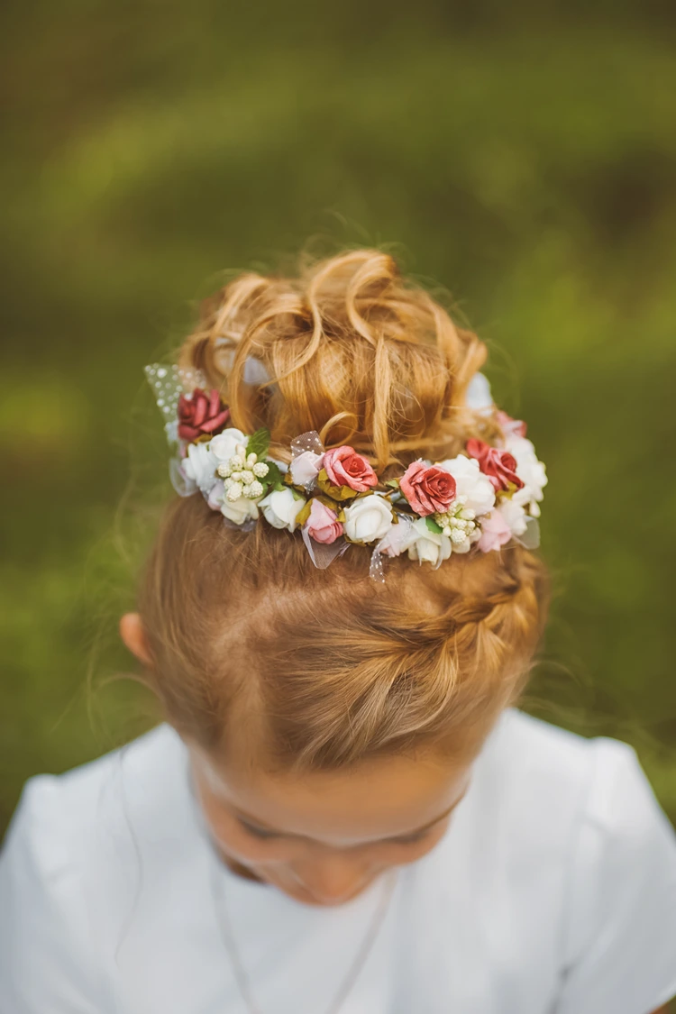 hochsteckfrisur mädchen hochzeit mit blumenkranz