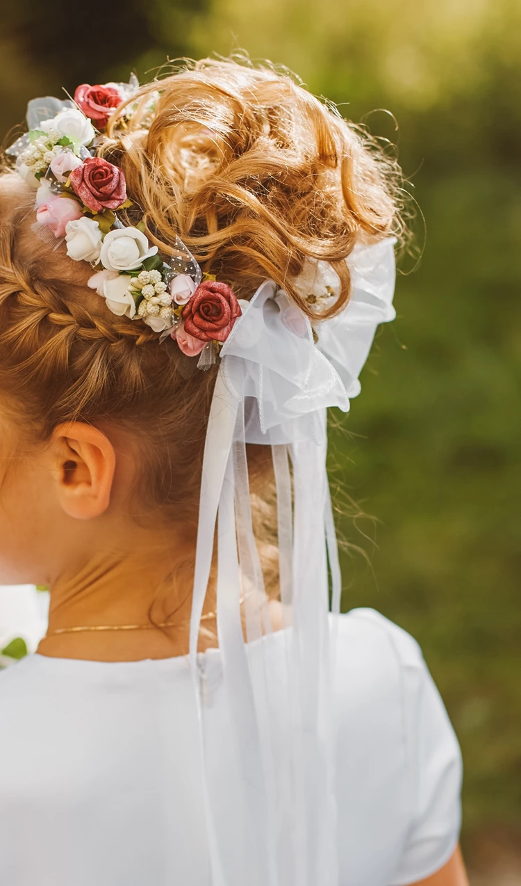 hochsteckfrisur mit zopf seitlich und blumenschmuck
