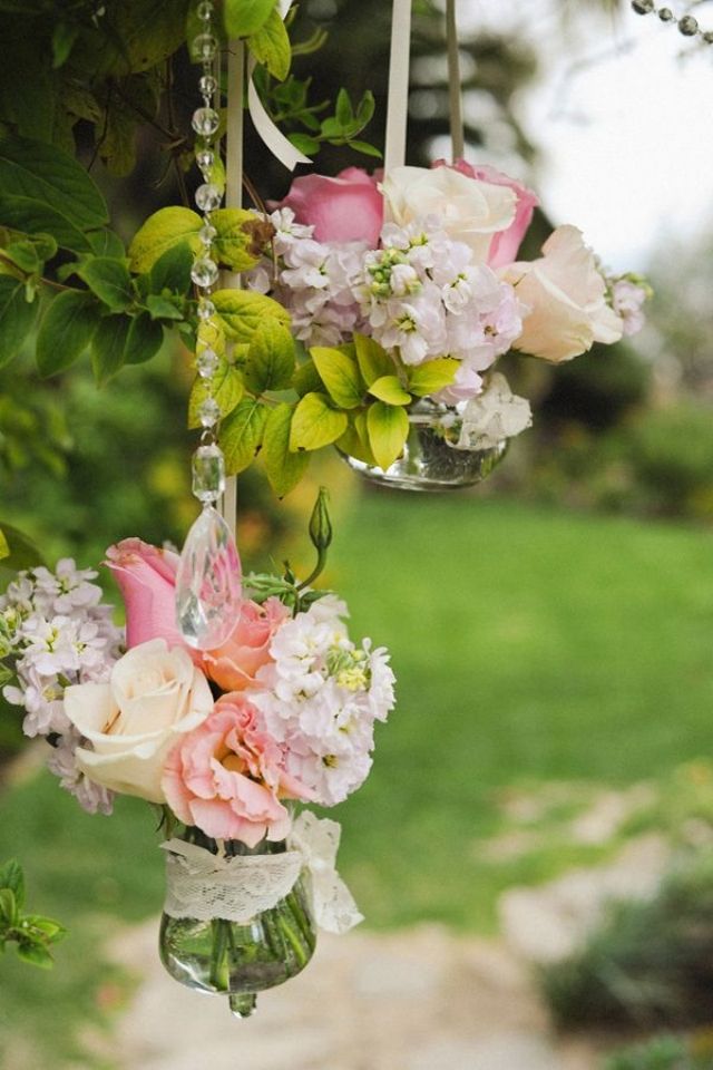 hängende-Blumen-zur-Hochzeit-mini-sträuße-dekoration-mit-spitze