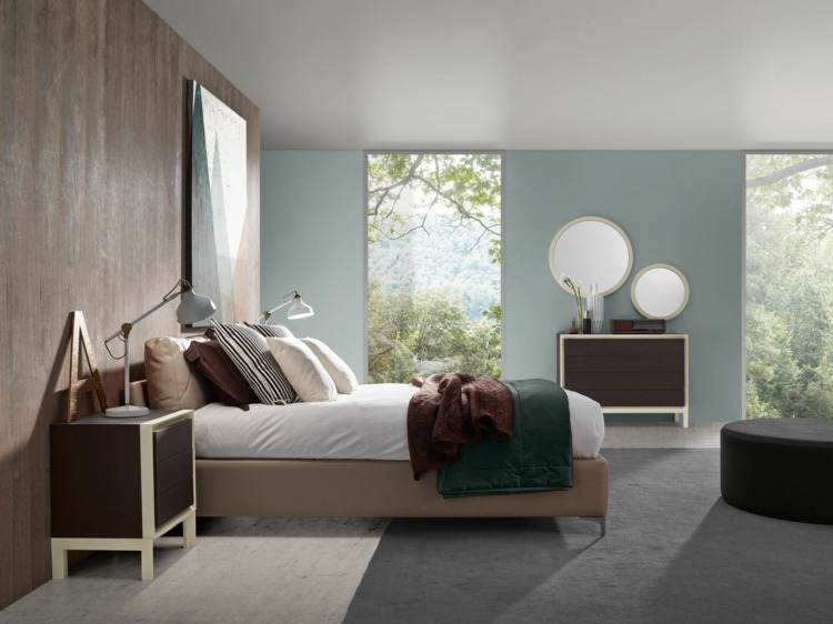 idee-schlafzimmer-holz-wandverkleidung-pastellblau-wandfarbe-grauer-teppich-beige-leder-bett-runde-wandspiegel