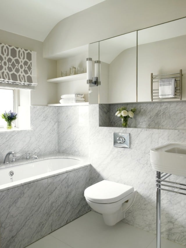 ideen-kleine-bader-badewanne-fenster-marmor-fliesen-spiegelschrank-regale-wandnische