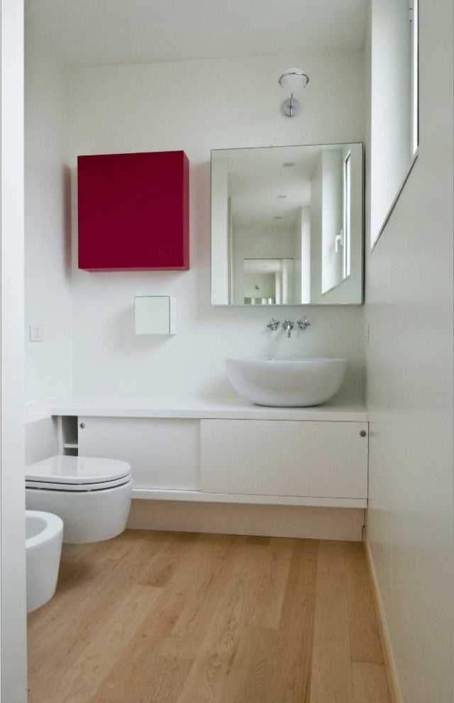 ideen-kleine-bader-holzboden-spiegelschrank-quadrat-weisser-kleiner-wand-waschtisch