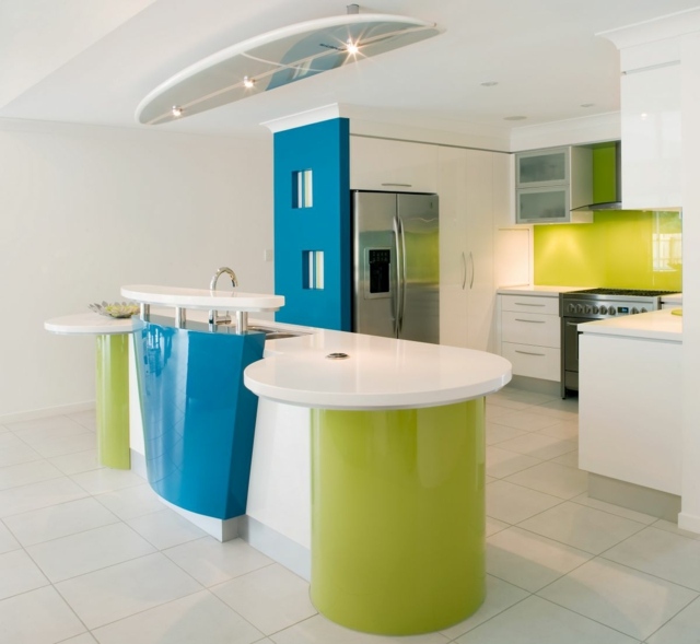 inspirierende-Ideen-gelb-blau-und-weiße-Kücheneinrichtung