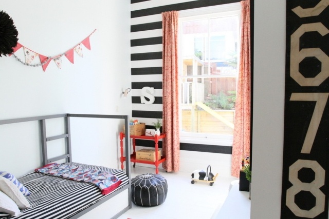 jugendzimmer-einrichten-modern-wände-gestalten-streifen-schwarz-weiß-waagerecht