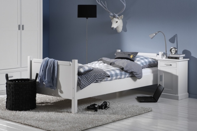jugendzimmer-einrichtungsideen-jungen-weiß-bettgestell-puristisches-design-wandfarbe-blau