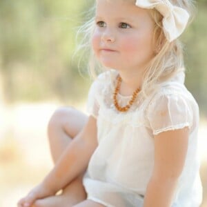 kinderfrisuren für mädchen schleife offene haare blond bluse hochzeit