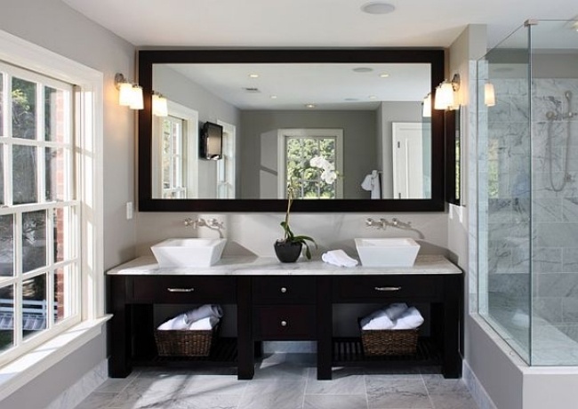 klares-badezimmer-konzept-schwarze-badmöbel-marmor-look-wandfliesen-bodenfliesen