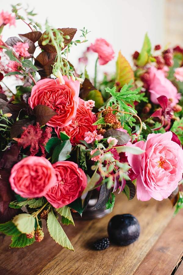 klassische-Tischdeko-Blumenstrauß-Herbstpflanzen-Blüten-farbenfroh