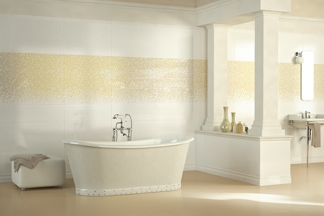 klassisches-Badezimmer-in-Eierschalenfarbe-mit-Muster