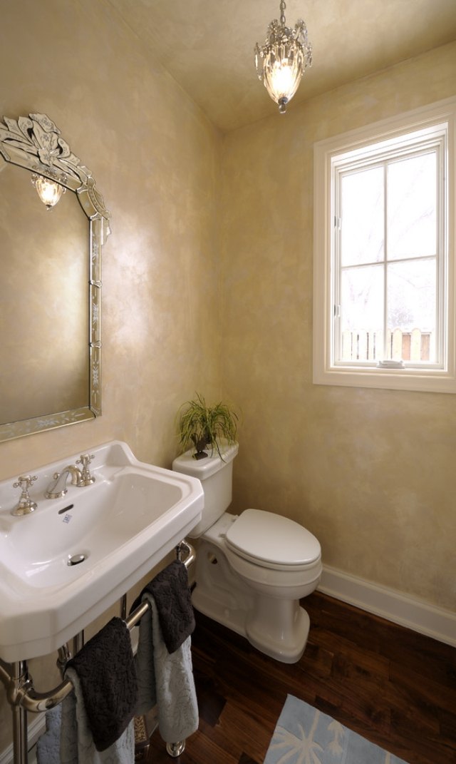klassisches-badezimmer-toilette-parkettboden-wasserdicht-wandputz-perlmut