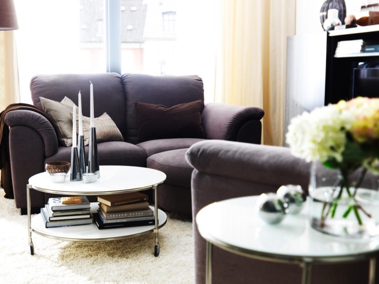 Ideen für das kleine Wohnzimmer -wohnideen-aubergine-polster-couch-couchtisch-teppich-blumen