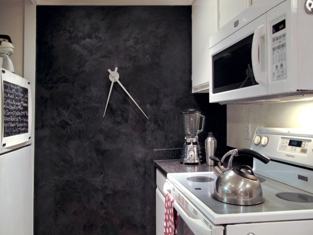 kleine-küche-gestalten-ideen-monochrome-farben-wand-schwarze-tafel-uhr