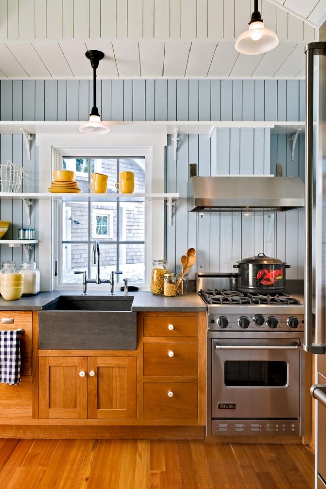 kleine-küche-holz-unterschrank-wandgestaltung-holz-blauer-anstrich
