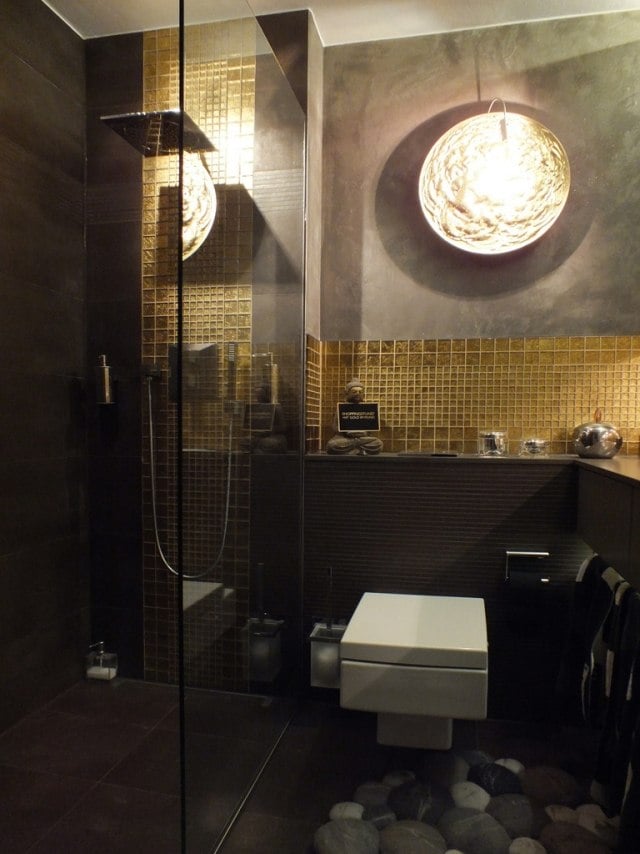 kleines-badezimmer-regendusche-glas-abtrennung-goldene-mosaikfliesen